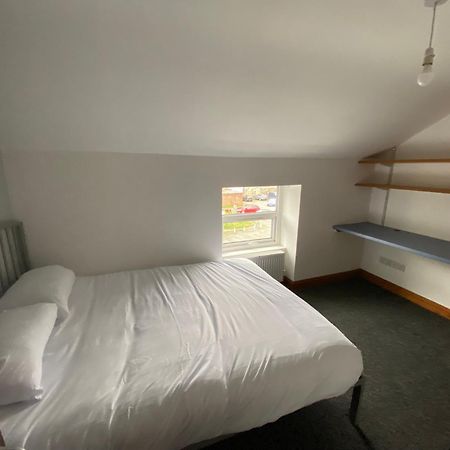 Room In A Shared House 威尔士班戈 外观 照片