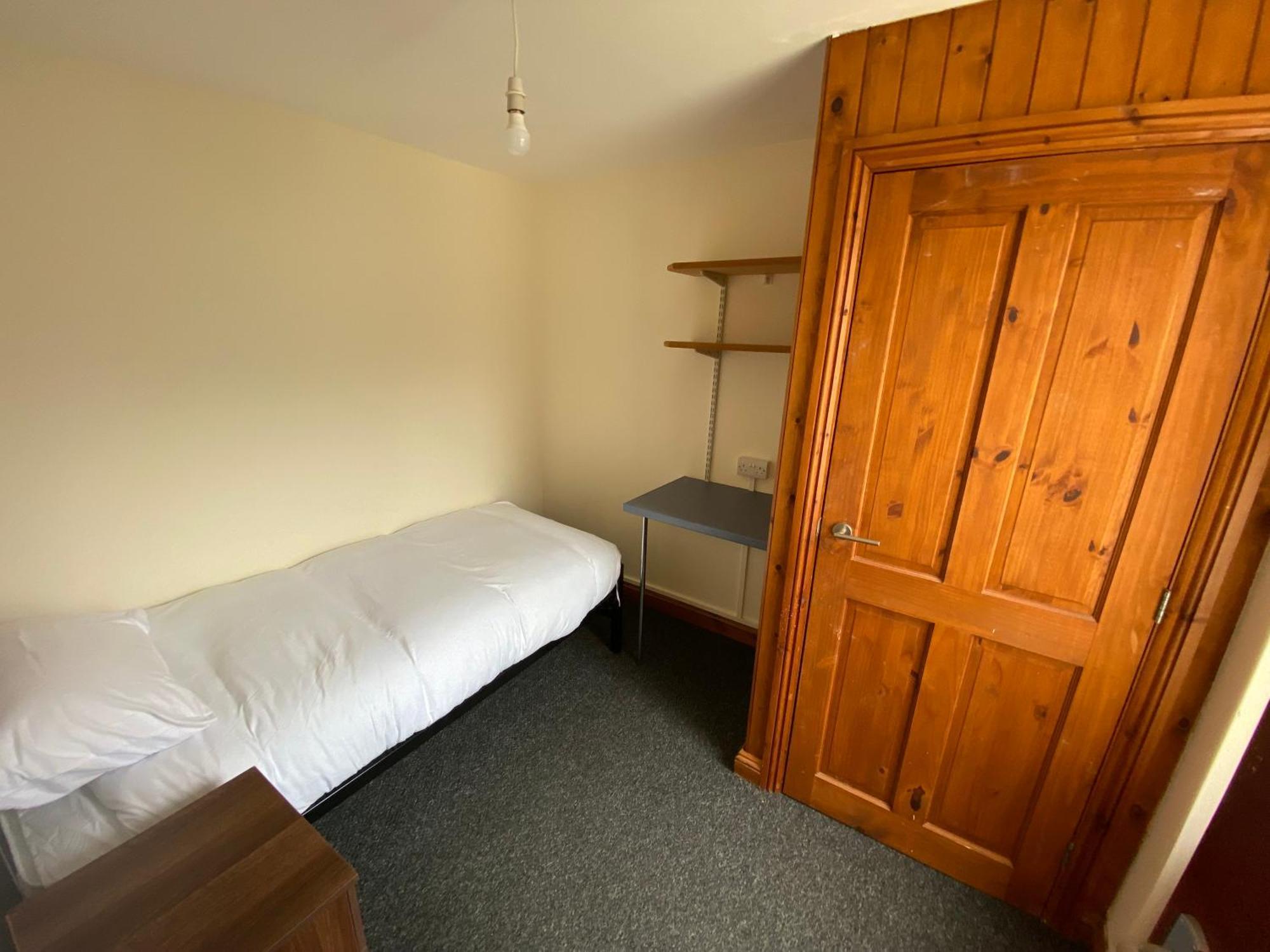 Room In A Shared House 威尔士班戈 外观 照片